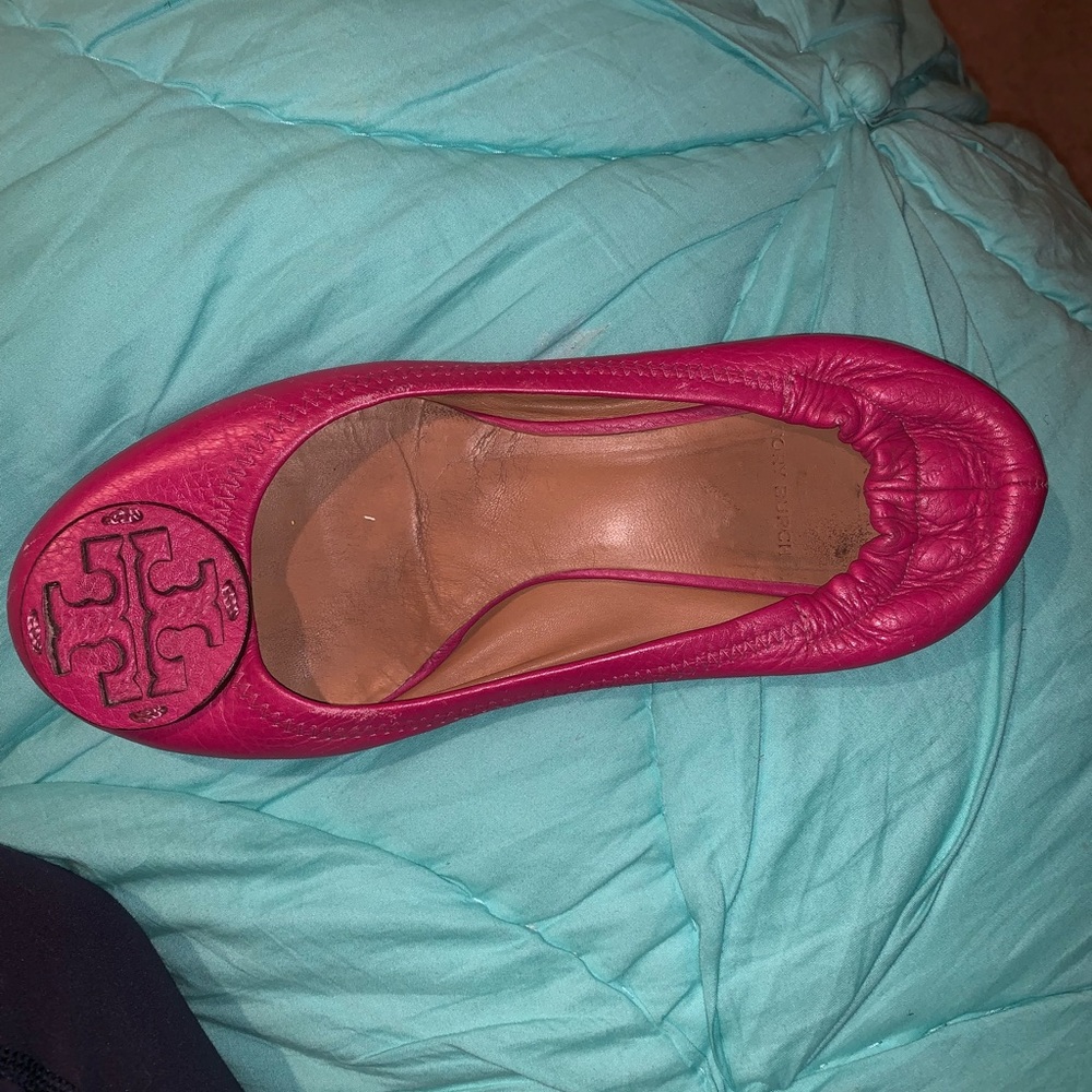 fuchsia tory burch flats